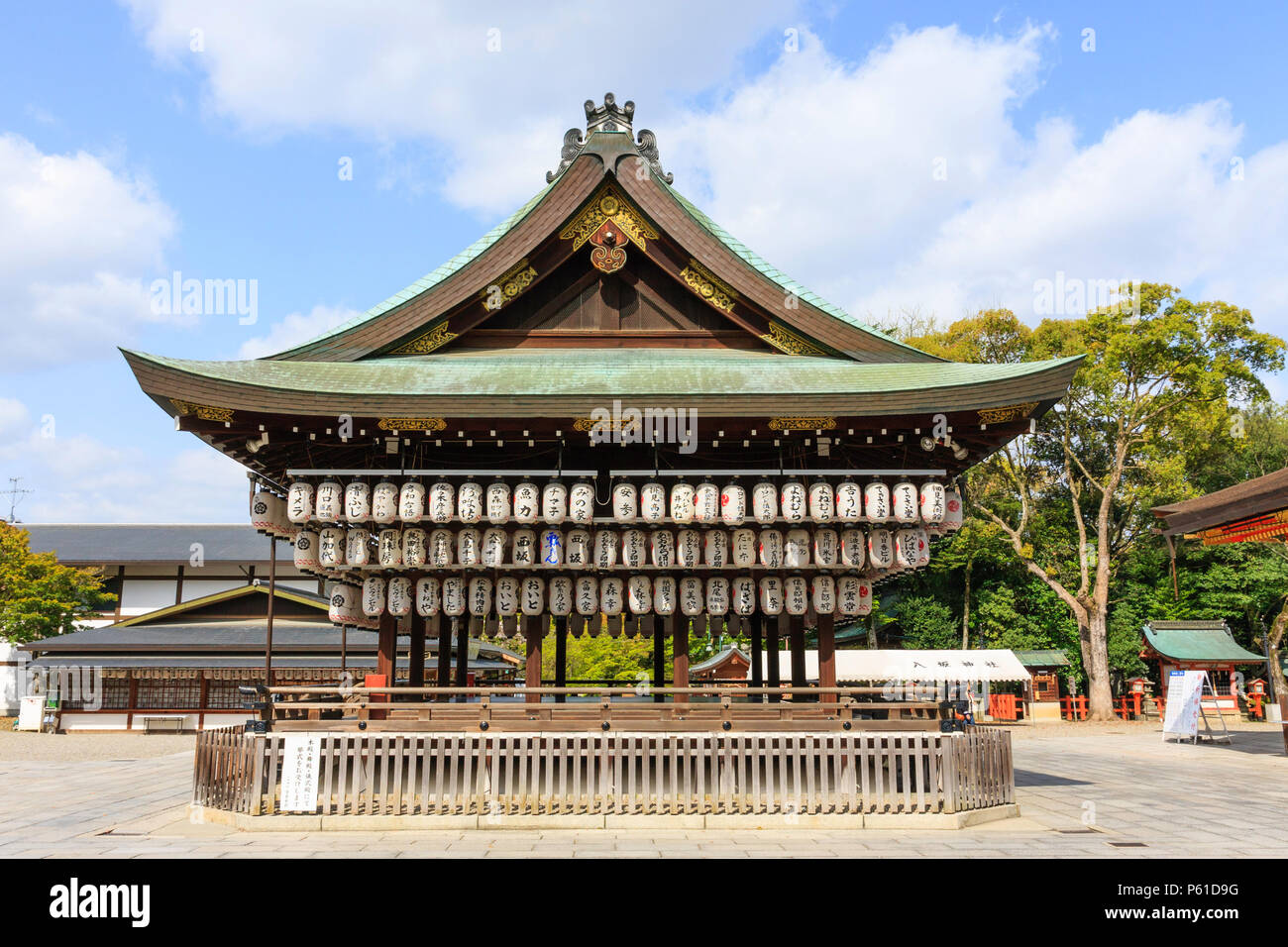 Main Stage mit chochin, Papier Laternen dekoriert, auf der beliebten und bekannten Yasaka Schrein, Yasaka Jinja, auch als Gion Schrein in Kyoto, Japan bekannt Stockfoto