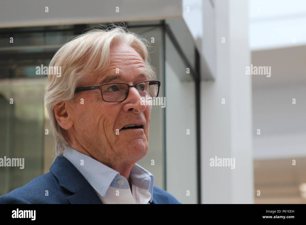 William Roache bei WH Smith Chester, Unterzeichnung Exemplare seines Buches Leben und Seele Stockfoto