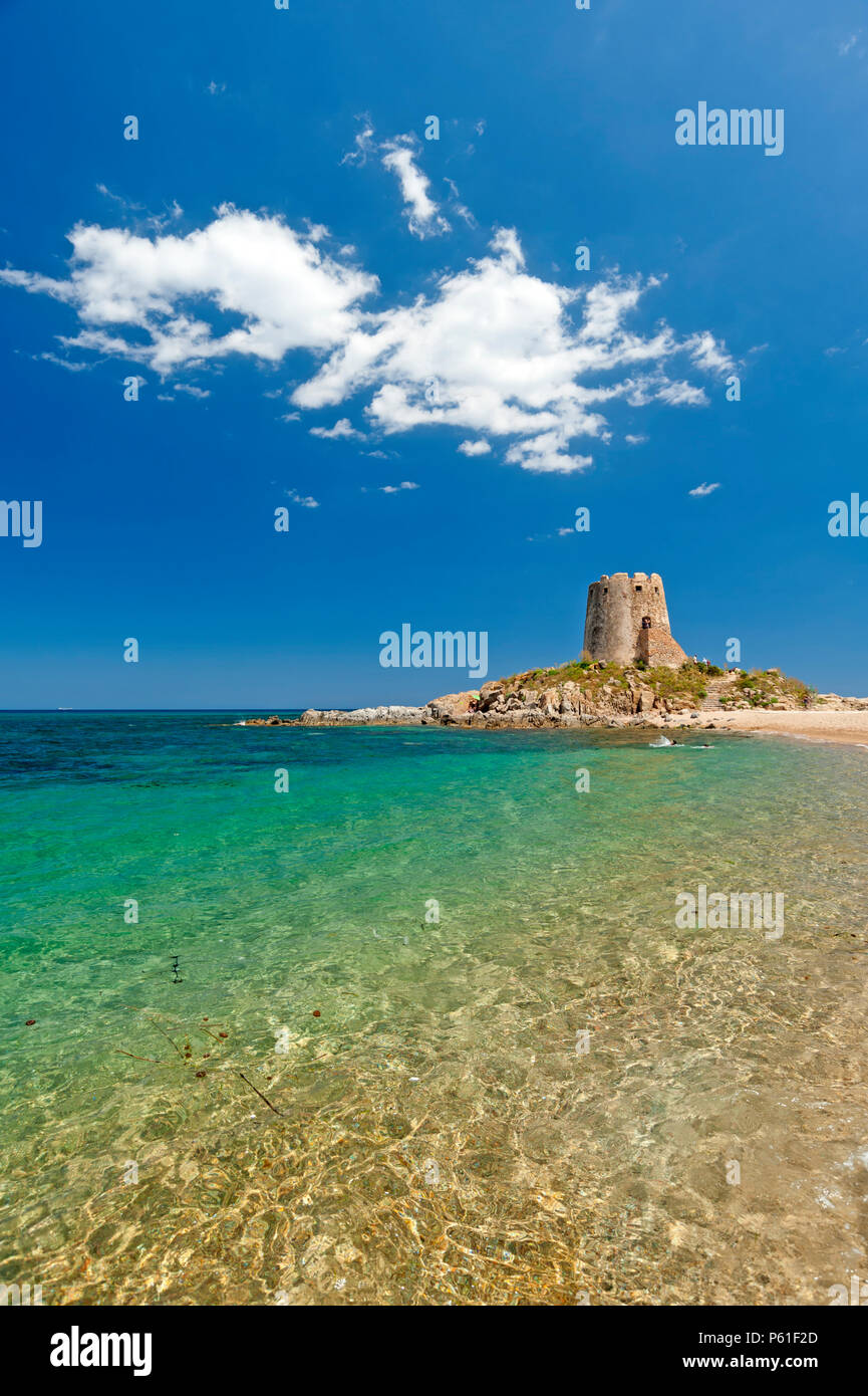 Alte Turm am Strand in Torre di Bari, Sardinien, Italien Stockfoto