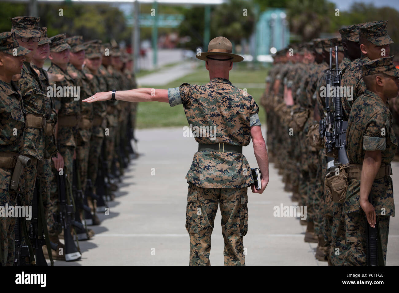 Us Marine Corps Sgt. Trevor Ahern, drill instructor, Platoon 2025, Firma E., 2.BATAILLON, rekrutieren Training Regiment, beauftragt in der Nähe um Bohrer an Marine Corps Recruit Depot Parris Island, 6. April 2016. Schließen um Drill hilft Selbstdisziplin Rekruten zu vermitteln, wie sie US-Marines geworden. (U.S. Marine Corps Foto von Cpl. Richard Currier/Freigegeben) Stockfoto