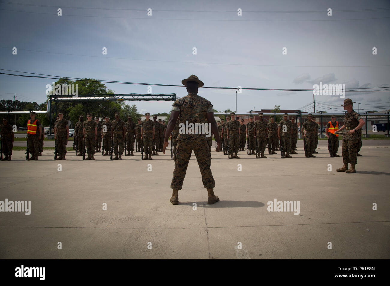 Us Marine Corps Sgt. Kalee Clement, Senior drill instructor, Platoon 2025, Firma E., 2.BATAILLON, rekrutieren Training Regiment, führt in der Nähe um Bohrer an Marine Corps Recruit Depot Parris Island, 6. April 2016. Schließen um Drill hilft Selbstdisziplin Rekruten zu vermitteln, wie sie US-Marines geworden. (U.S. Marine Corps Foto von Cpl. Richard Currier/Freigegeben) Stockfoto