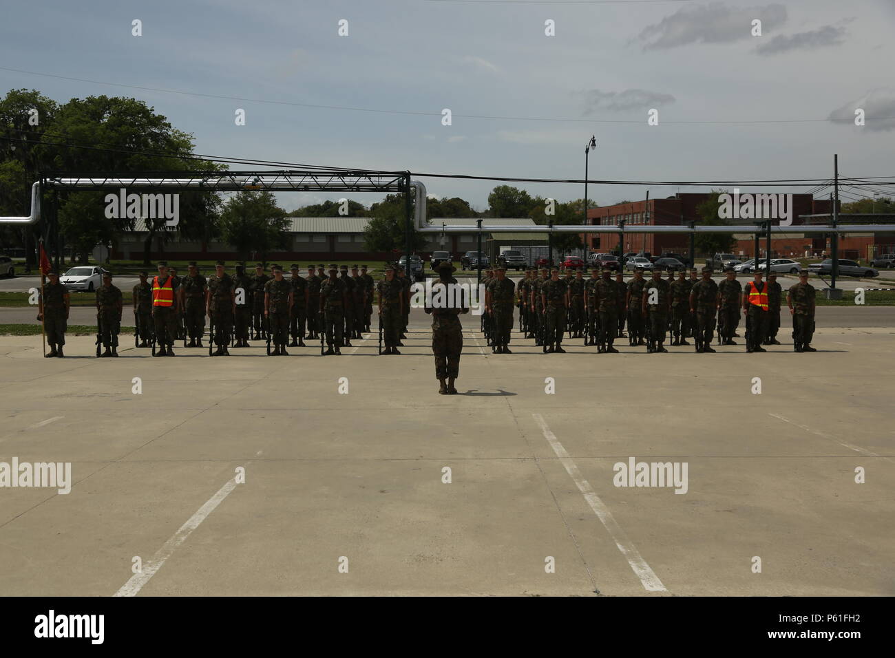 Us Marine Corps Sgt. Kalee Clement, Senior drill instructor, Platoon 2025, Firma E., 2.BATAILLON, rekrutieren Training Regiment, führt in der Nähe um Bohrer an Marine Corps Recruit Depot Parris Island, 6. April 2016. Schließen um Drill hilft Selbstdisziplin Rekruten zu vermitteln, wie sie US-Marines geworden. (U.S. Marine Corps Foto von Lance Cpl. Colby Cooper/Freigegeben) Stockfoto