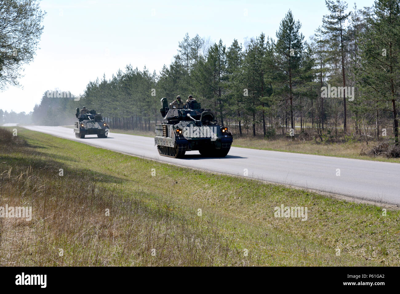 Soldaten von 1. gepanzerte Brigade Combat Team, 3. US-Infanteriedivision Prüfung auf der Straße zwei M2A3 Bradley Infanterie Kampffahrzeuge, wie sie Geräte aus dem Europäischen Aktivität Set am Truppenübungsplatz Grafenwöhr, Deutschland am 5 April ziehen. Soldaten der Brigade werden EAS-Anlagen an Standorten in Deutschland, Litauen, Bulgarien und Rumänien in Vorbereitung auf die Übung Anakonda 16 zeichnen. Anakonda-16 ist eine polnisch-geführten, gemeinsame, multinationale Übung vom 7.-17. Juni in Polen stattfinden. Es geht um mehr als 25.000 Teilnehmern aus 24 Nationen. Anakonda 16 ist eines der führenden Fortbildungsveranstaltungen für US Armee E Stockfoto