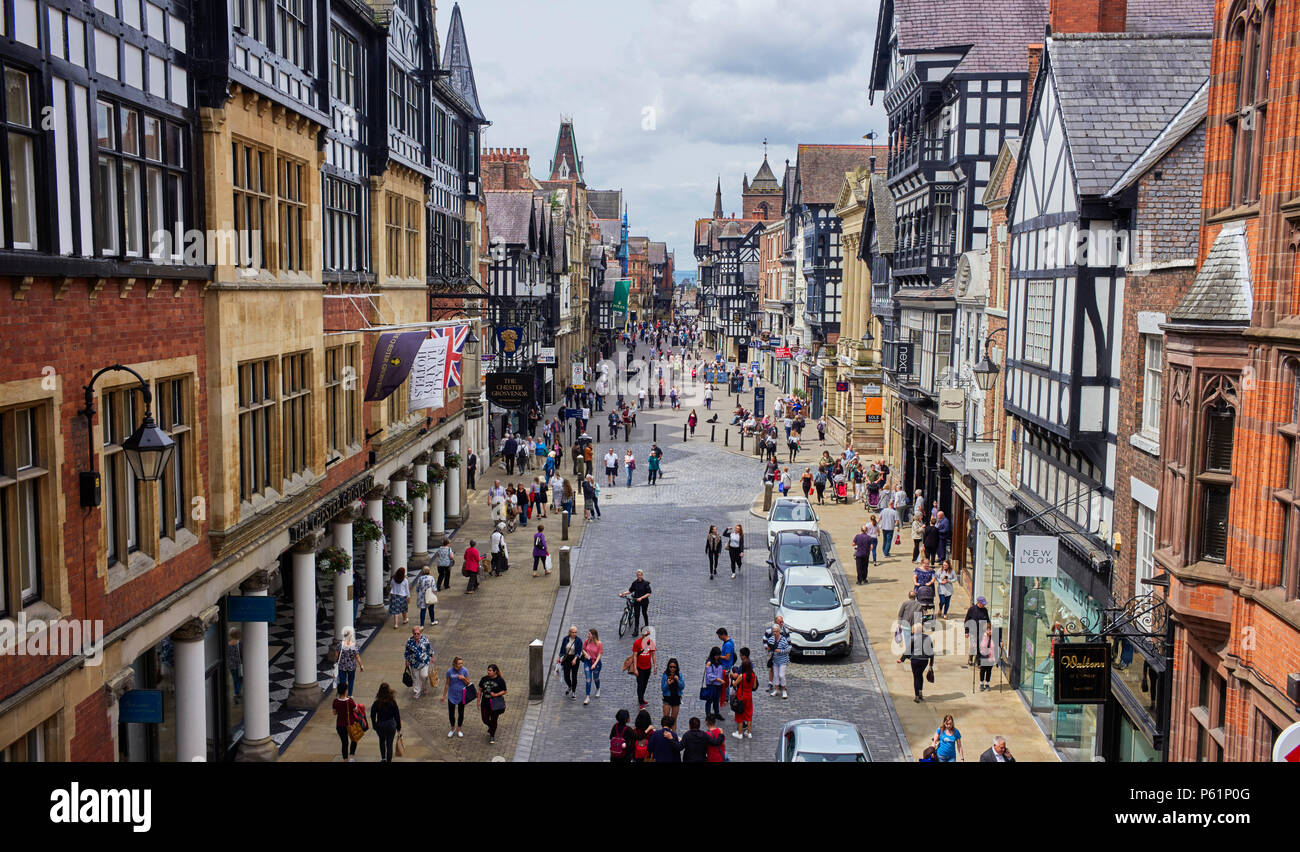 Chester Einkaufsstraßen aus der Uhr Brücke auf der Stadtmauer gesehen Stockfoto