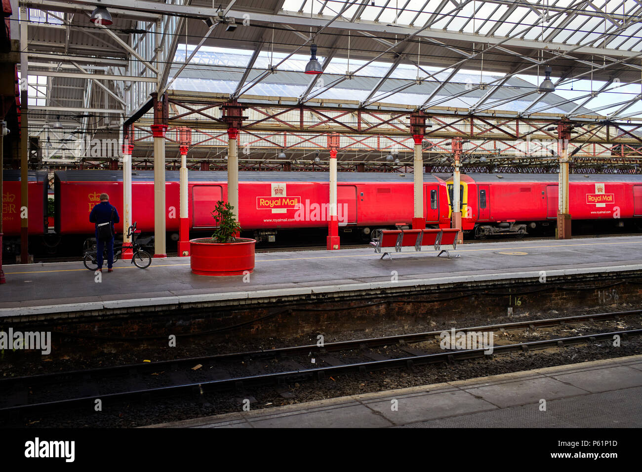 Royal Mail Sortierung Eisenbahn Zug in Crewe Station Stockfoto