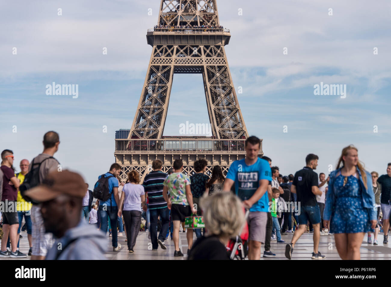 Paris, Frankreich, 23. Juni 2018: Eiffelturm von Jardins du Trocadéro mit vielen Touristen in den Vordergrund Stockfoto