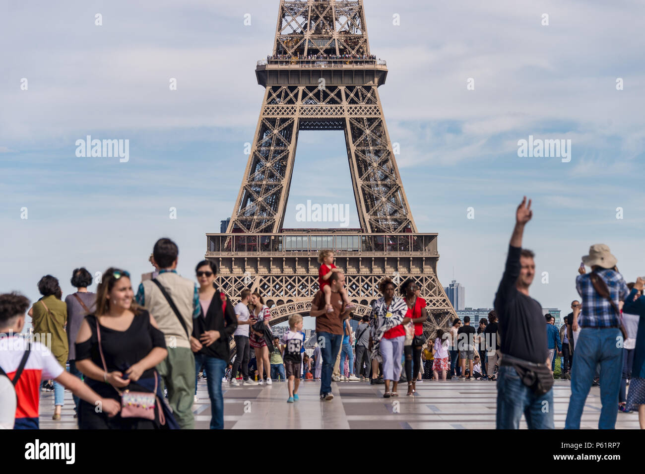 Paris, Frankreich, 23. Juni 2018: Eiffelturm von Jardins du Trocadéro mit vielen Touristen in den Vordergrund Stockfoto