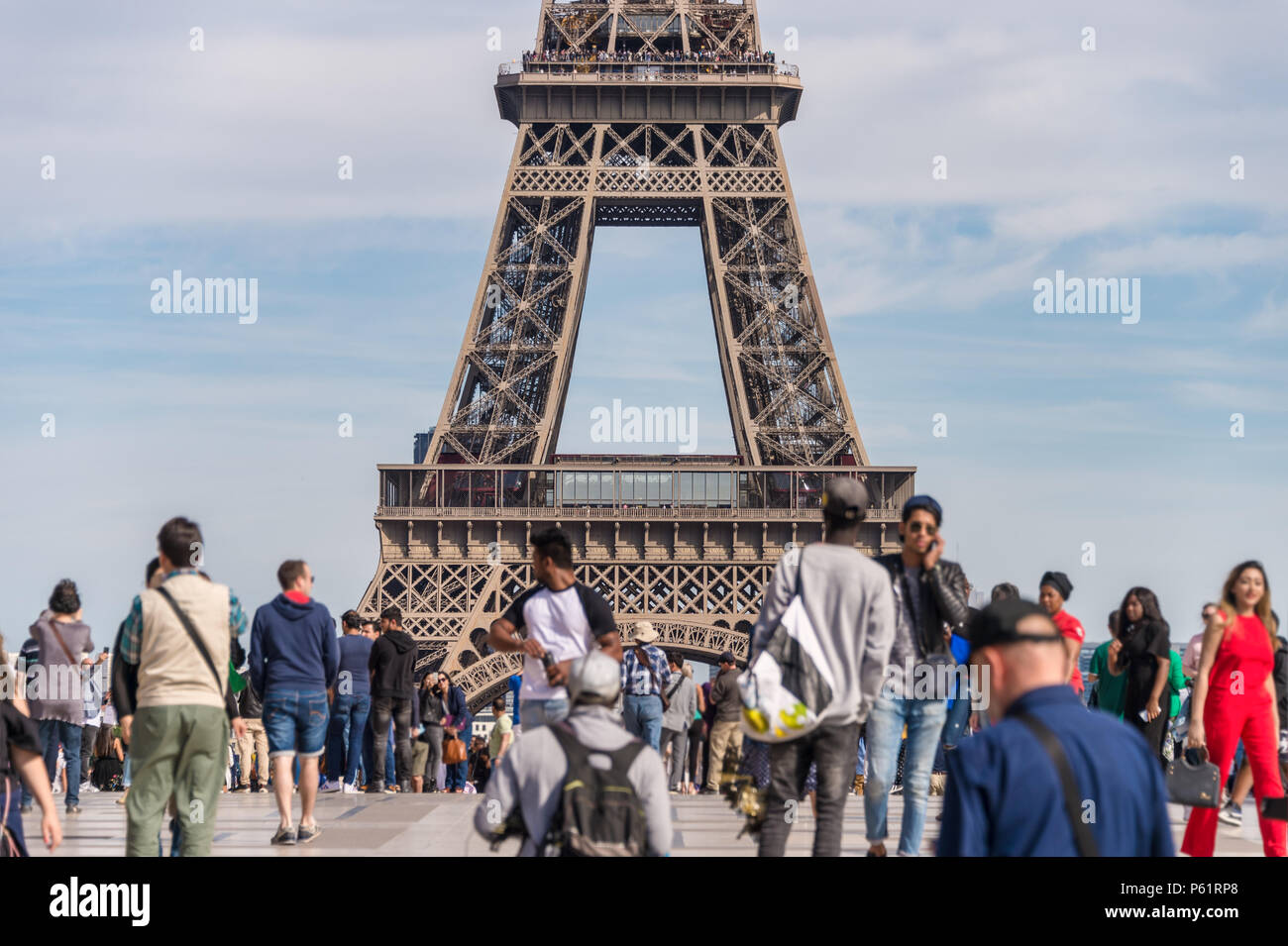 Paris, Frankreich, 23. Juni 2018: Eiffelturm von Jardins du Trocadéro mit vielen Touristen in den Vordergrund Stockfoto