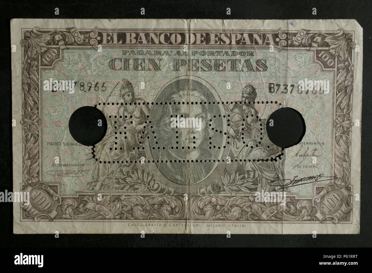DINERO: BILLETE DE CIEN PESETAS MARCADO COMO FALSO. ANVERSO: CABEZA DE CRISTOBAL COLON Y, FLANQUEANDOLA, LAS FIGURAS REPRESENTEN FEMENINAS QUE LA GEOGRAFIA Y AMERIKA. REVERSO: ESCUDO DE ESPAÑA POR LAS CIFRAS FLANQUEADO CIEN. TAMAÑO: 138 x 81 mm. CALCOGRAFIA & CARTEVALORI, Mailand, Italien. Stockfoto