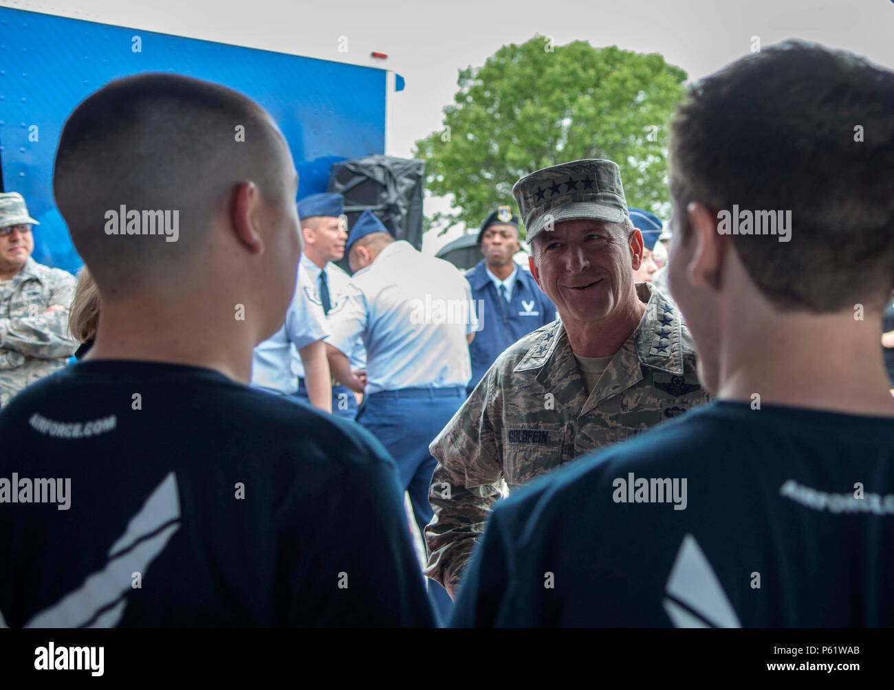 Us Air Force General David L. Goldfein, United States Air Force stellvertretender Stabschef, trifft sich mit einer Gruppe von Männern und Frauen in der Luftwaffe verzögert Eintrag Programm vor der Ente Commander 500 NASCAR Rennen 9. April 2016, an der Texas Motor Speedway, Fort Worth, Texas. Goldfein sprach mit der DEP Mitglieder beim Beantworten der Fragen und geben Ihnen militärische Karriere Beratung. (U.S. Air Force Foto von Airman 1st Class Austin Mayfield/Freigegeben) Stockfoto