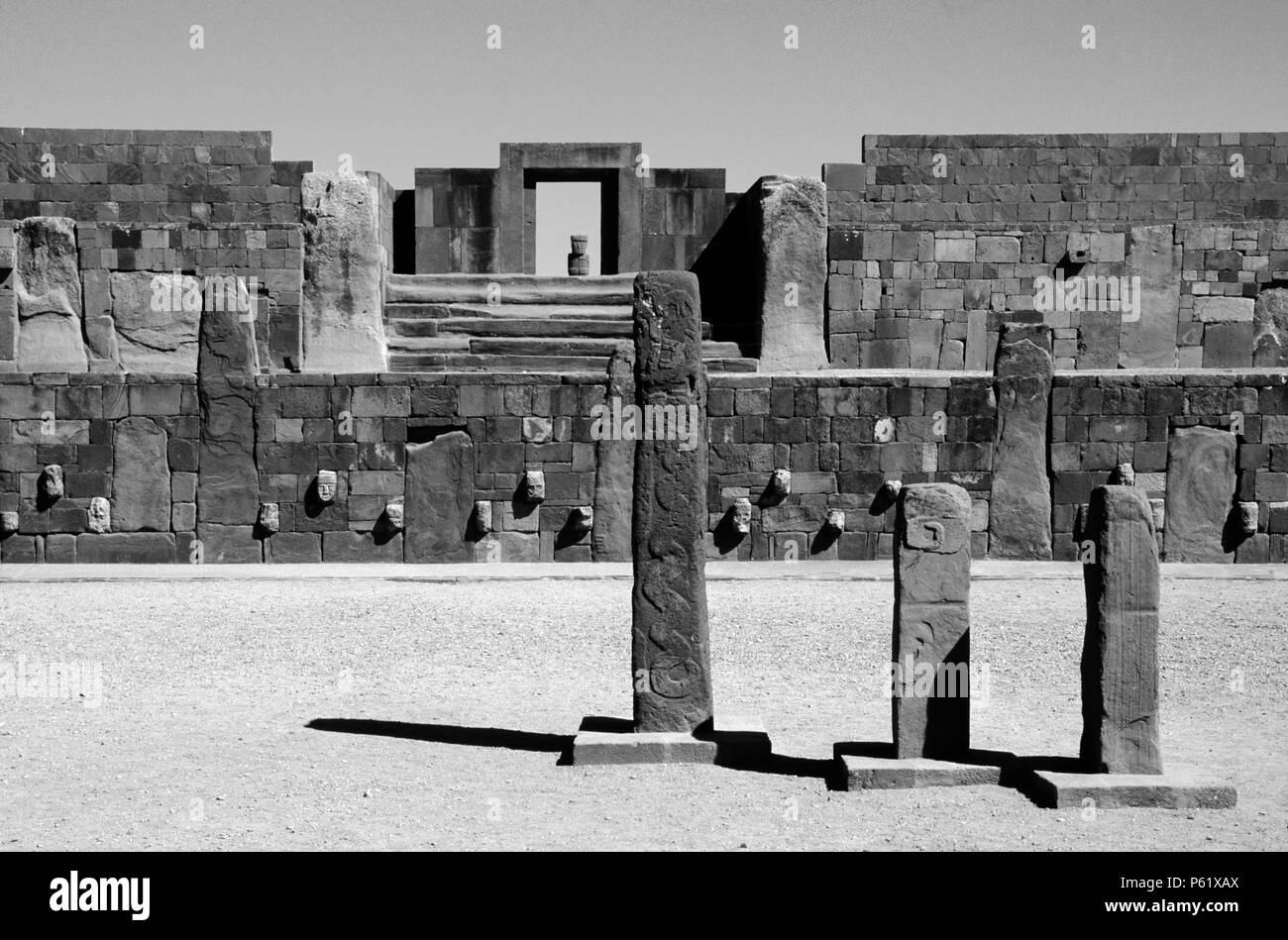 Drei Stelen im halb-unterirdische Tempel in den Ruinen von TIWANAKU (URBAN STAGE 1 AD - 374 n. Chr.) Stockfoto