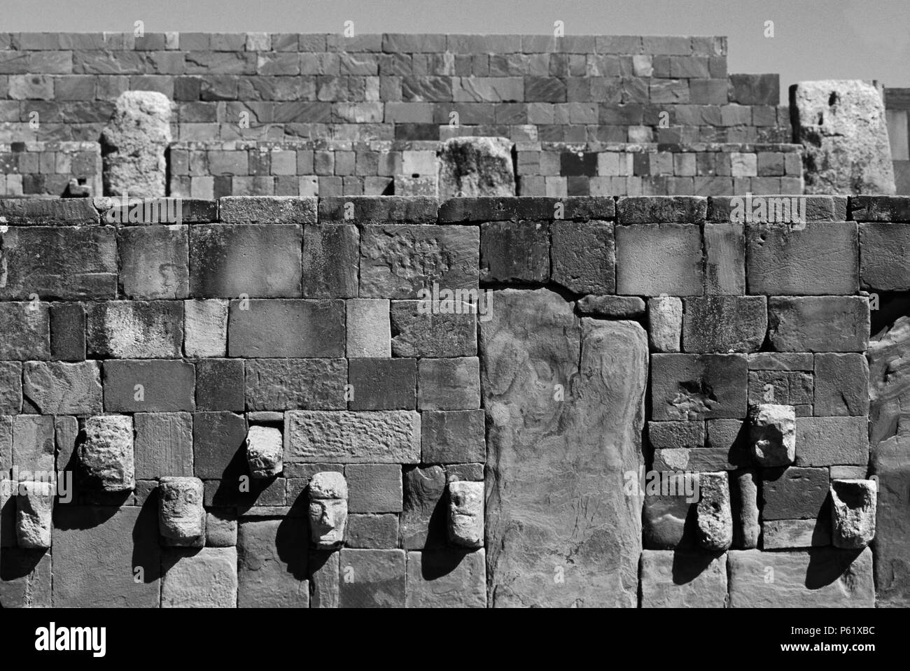 Halb-unterirdische Tempel mit geschnitzten feindlichen Köpfe - TIWANAKU Ruinen (URBAN STAGE 1 AD - 374 n. Chr.) Stockfoto