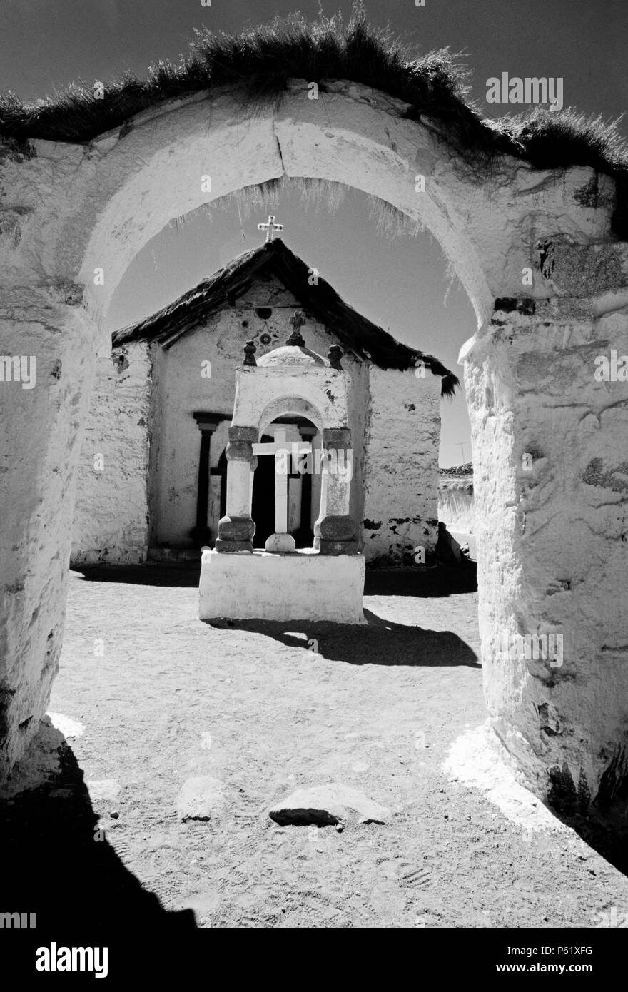 Einen schönen 17. Jahrhundert Adobe Kirche im Dorf PARINACOTA - LAUCA NP, NORDCHILE Stockfoto