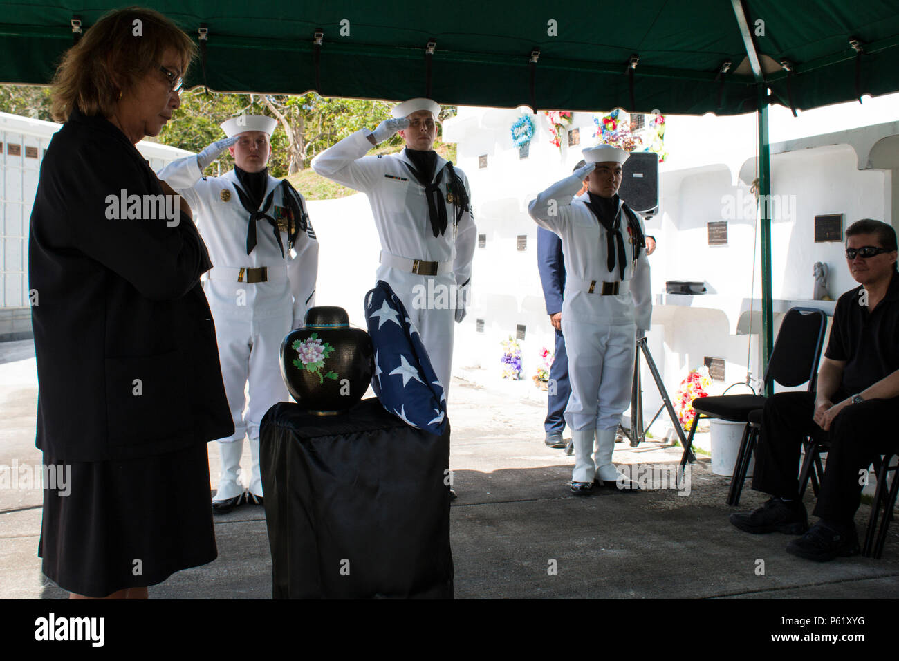 SANTA Rita, Guam (1. April 2016) - Master at Arms 1. Klasse Robert Schmidt (links), Aviation Ordnanceman 1. Klasse James Stein (Mitte) und Hospitalman Khalil Ello salute Flagge für die Präsentation in der Familie. Drei Segler und Flieger aus der gemeinsamen Region Marianen (Jrm) Beerdigung Ehrungen durchgeführt bei einer Beerdigung für eine Guam Veteran, am 1. April an der Guam Veteranen Friedhof. Segler und Flieger widmen ihre Zeit zum Ehren zu Veteranen und ihre Familien bei Begräbnissen auf der Insel zur Verfügung zu stellen, die Durchführung von durchschnittlich vier pro Monat. (Erschienen/Jeff Landis, Major, USMC (Ret.), Direktor der öffentlichen Aff Stockfoto