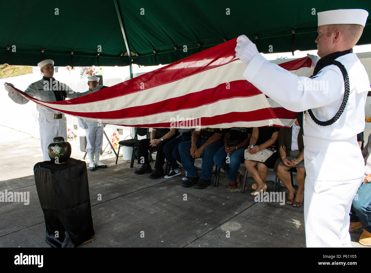 SANTA Rita, Guam (1. April 2016) - Master at Arms 1. Klasse Robert Schmidt (rechts) und Aviation Ordnanceman 1. Klasse James Stein bereiten Sie die Flagge zur Vorlage bei der Familie zu falten. Drei Segler und Flieger aus der gemeinsamen Region Marianen (Jrm) Beerdigung Ehrungen durchgeführt bei einer Beerdigung für eine Guam Veteran, am 1. April an der Guam Veteranen Friedhof. Segler und Flieger widmen ihre Zeit zum Ehren zu Veteranen und ihre Familien bei Begräbnissen auf der Insel zur Verfügung zu stellen, die Durchführung von durchschnittlich vier pro Monat. (Erschienen/Jeff Landis, Major, USMC (Ret.), Direktor für Öffentliche Angelegenheiten/Kommunikation Stockfoto