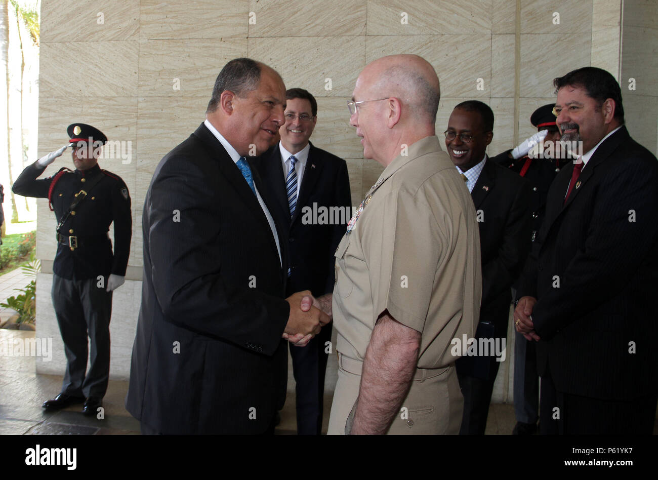 Costa Ricas Präsident Luis Guillermo Solís und U.S. Navy Adm. Kurt Tidd, Kommandeur der US Southern Command, begrüßen sich vor der Eröffnung des Central American Security Konferenz am 7. April in San Jose. Die Veranstaltung wurde von 140 Teilnehmern aus 13 Nationen, einschließlich der Regierung, der Verteidigung und der Polizei Führer aus Mittelamerika, Nordamerika, Südamerika und der Karibik, die auf Zusammenarbeit, die Bedrohungen für die Region besucht. (Foto von Jose Ruiz) Stockfoto