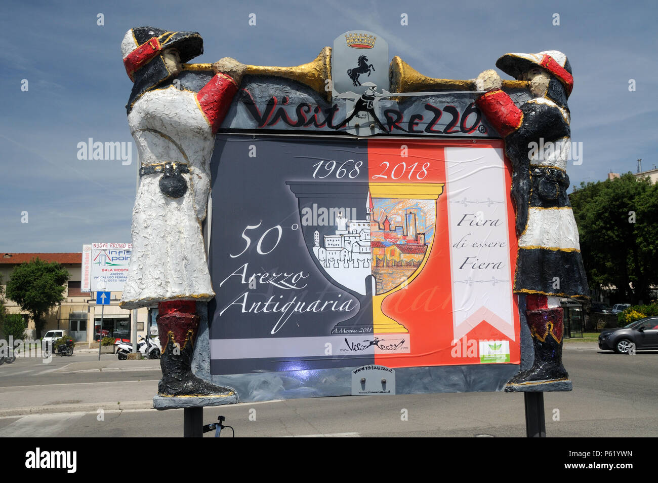 Tourismus für die Werbung von "Besuchen Sie Arezzo' vor dem Bahnhof in Arezzo, Toskana, Italien Stockfoto