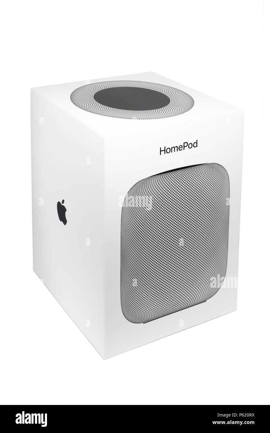 Ostfildern, Deutschland - 26. Juni 2018: Unboxing Apple HomePod Sprecher: Die Verpackung mit ihrem großartigen Design auf weißem wartet und ihren Inhalt anzeigen Stockfoto