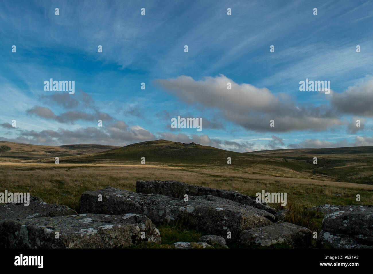 Einen schönen blauen Himmel in Dartmoor, sorgt für perfekte wandern Wetter Stockfoto