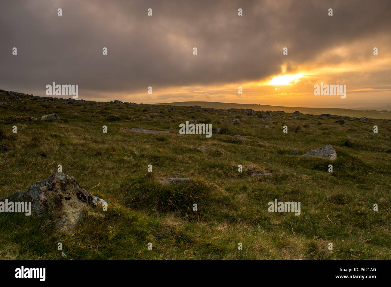 Ein stimmungsvoller Abend auf Dartmoor, mit sanften grauen Wolken, und ein Hauch von einem Sonnenuntergang Stockfoto