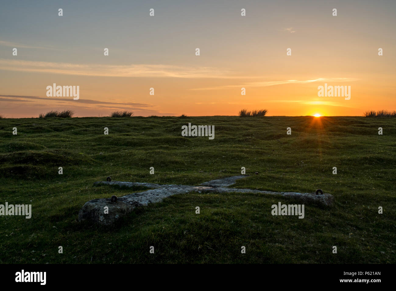 Die Sonne am Horizont casting Licht über einem alten sophomore Stein Stockfoto