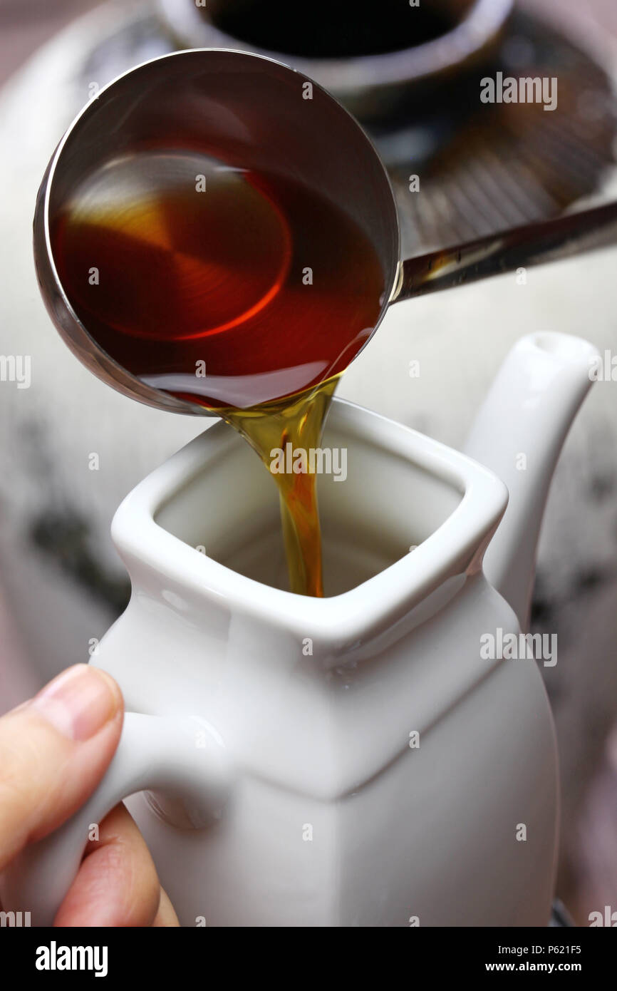 Traditionelle Chinesische alkoholische Getränke, shaoxing Reiswein im klassischen Keramik Glas Stockfoto