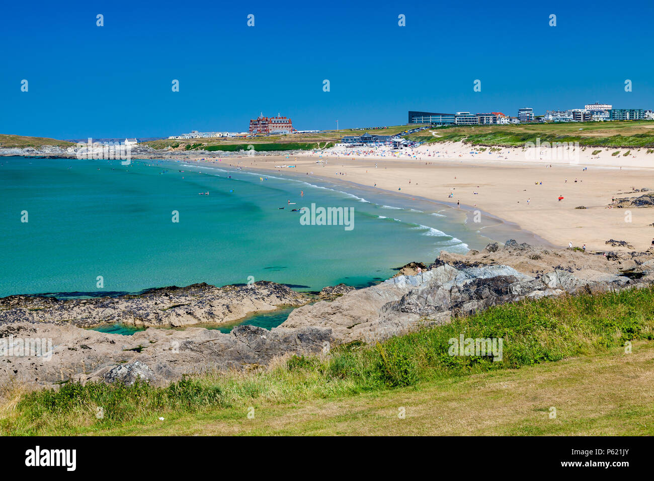 Blauer Himmel und das türkisfarbene Meer mit Blick auf den Fistral Beach Newquay Cornwall England UK Europa Stockfoto