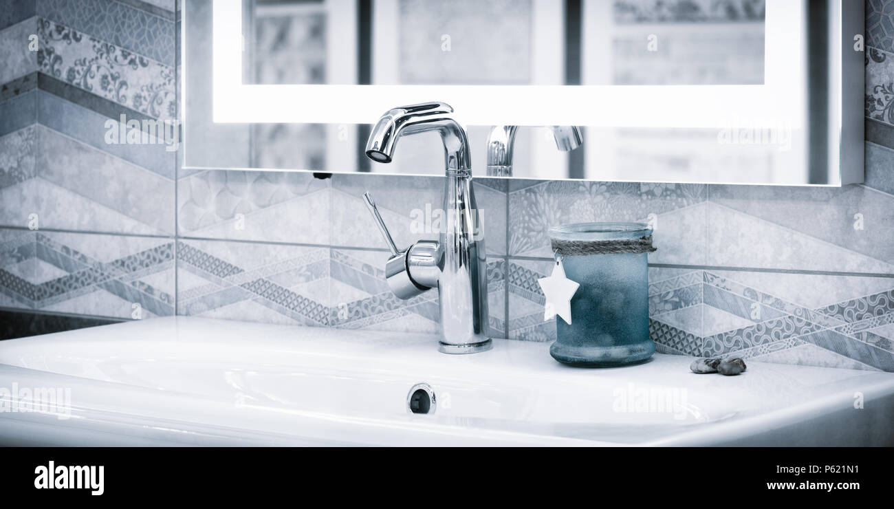 Luxuriöse, moderne Stil Wasserhahn Mischpult auf eine weiße, runde ... Luxuriöse, moderne Stil Wasserhahn Mischpult auf eine weiße, runde ...