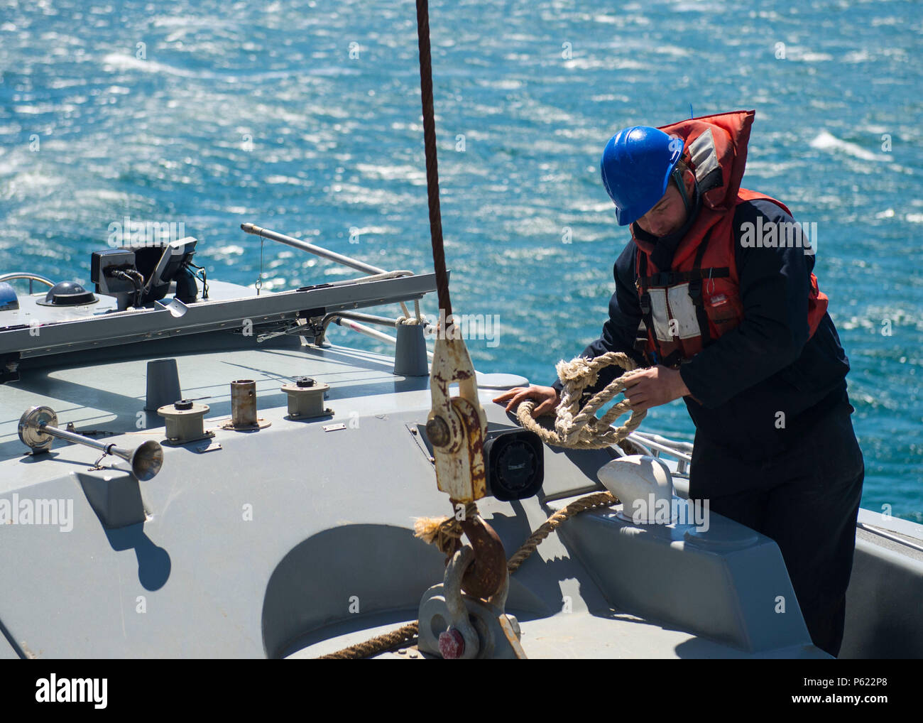 160409-N-TI 017-066 ATLANTIK (9. April 2016) Seaman Roberto Sandoval sichert einen Personal recovery Boot an Bord der Station Landung Schiff USS Langley (LSD 41). Whidbey Island ist mit dem Wasp Amphibious Ready Gruppe die Teilnahme an Amphibious Ready Gruppe/Marine Expeditionary Unit Übung im Gange. (U.S. Marine Foto von Mass Communication Specialist 2. Klasse Nathan R. McDonald/Freigegeben) Stockfoto