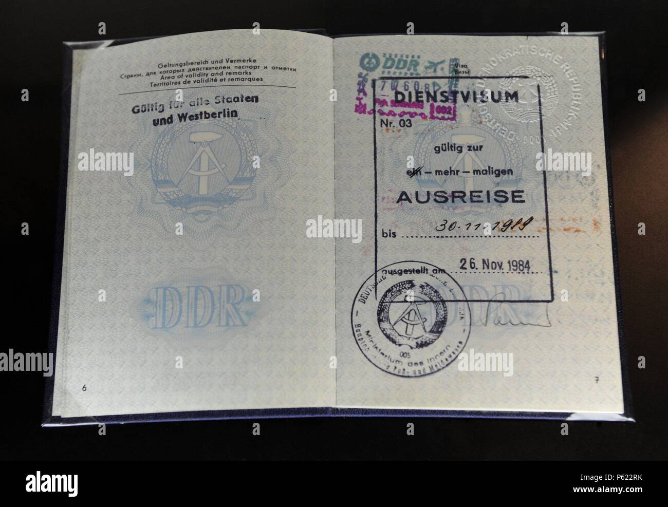 DDR. 20. C. "The Class Swot". Ostdeutsche konnte nach Westdeutschland (Künstler, Sportler) privilegiert Reisen. Die Gefahr der Desertion war hoch. DDR Museum. Berlin. Deutschland. Stockfoto