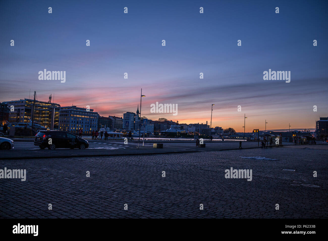 Sonnenuntergang am Bergen Hafen mit Blick auf den umgekehrten Weg von der Weltkulturerbe Bryggen genommen Stockfoto