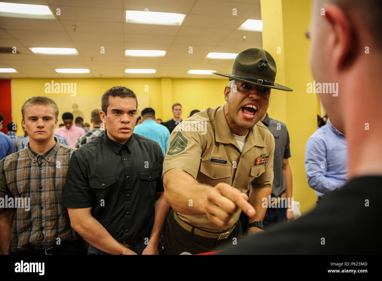 Staff Sergeant Josua M. Cardona, drill instructor, Empfangen von Unternehmen, Unterstützung Bataillon, beauftragt ein rekrut lauter während des Empfangs des Marine Corps Recruit Depot San Diego, 11. April zu reagieren. Obwohl Rekruten während dieser Teil der Ausbildung sind verwirrt und desorientiert, das Chaos dient einem Zweck während der Umwandlung von zivilen zur Marine. Jährlich mehr als 17.000 Männer aus den westlichen Recruiting Region rekrutiert werden an MCRD San Diego ausgebildet. Echo ist zu graduieren 8. Juli geplant. Stockfoto