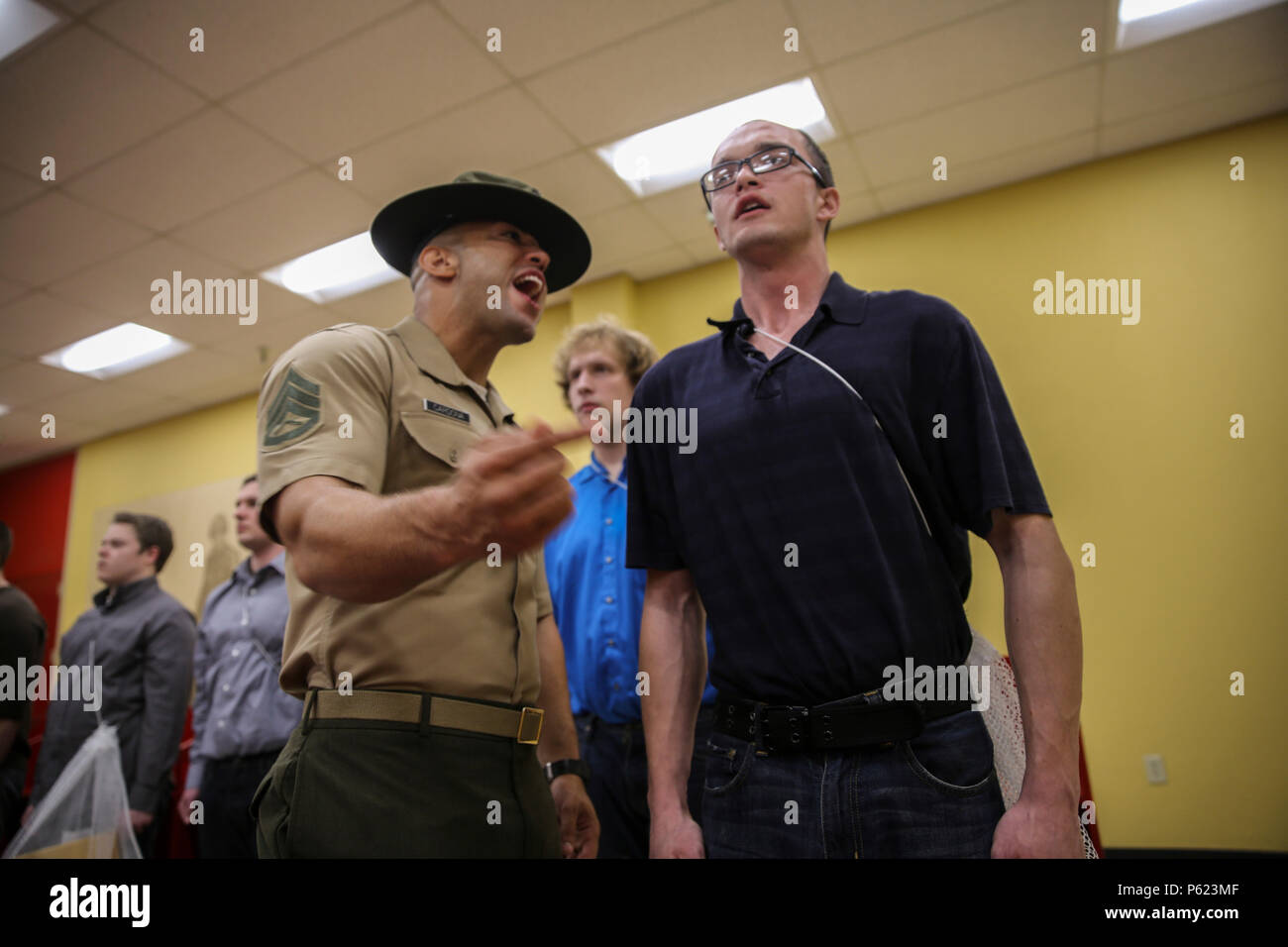 Staff Sergeant Josua M. Cardona, drill instructor, Empfangen von Unternehmen, Unterstützung Bataillon, beauftragt ein rekrut lauter während des Empfangs des Marine Corps Recruit Depot San Diego, 11. April zu reagieren. Obwohl Rekruten während dieser Teil der Ausbildung sind verwirrt und desorientiert, das Chaos dient einem Zweck während der Umwandlung von zivilen zur Marine. Jährlich mehr als 17.000 Männer aus den westlichen Recruiting Region rekrutiert werden an MCRD San Diego ausgebildet. Echo ist zu graduieren 8. Juli geplant. Stockfoto