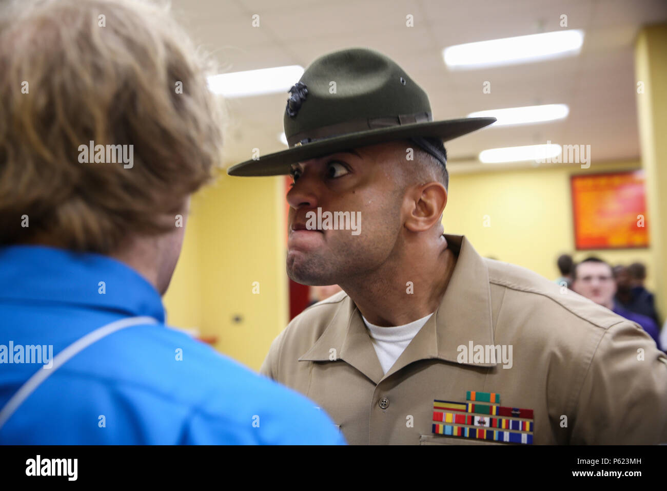 Staff Sergeant Josua M. Cardona, drill instructor, Empfangen von Unternehmen, Unterstützung Bataillon, beauftragt ein rekrut lauter während des Empfangs des Marine Corps Recruit Depot San Diego, 11. April zu reagieren. Obwohl Rekruten während dieser Teil der Ausbildung sind verwirrt und desorientiert, das Chaos dient einem Zweck während der Umwandlung von zivilen zur Marine. Jährlich mehr als 17.000 Männer aus den westlichen Recruiting Region rekrutiert werden an MCRD San Diego ausgebildet. Echo ist zu graduieren 8. Juli geplant. Stockfoto