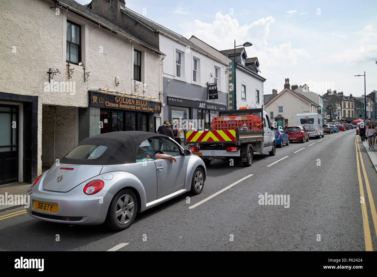 Busy Bank Holiday Verkehr auf der Hauptstraße in Keswick, Lake District, Cumbria England Großbritannien führenden Stockfoto