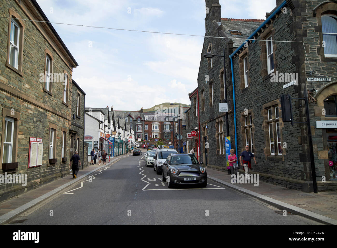 Busy Bank Holiday Verkehr auf der Hauptstraße und Bank Street Junction in Keswick, Lake District, Cumbria England Großbritannien führenden Stockfoto