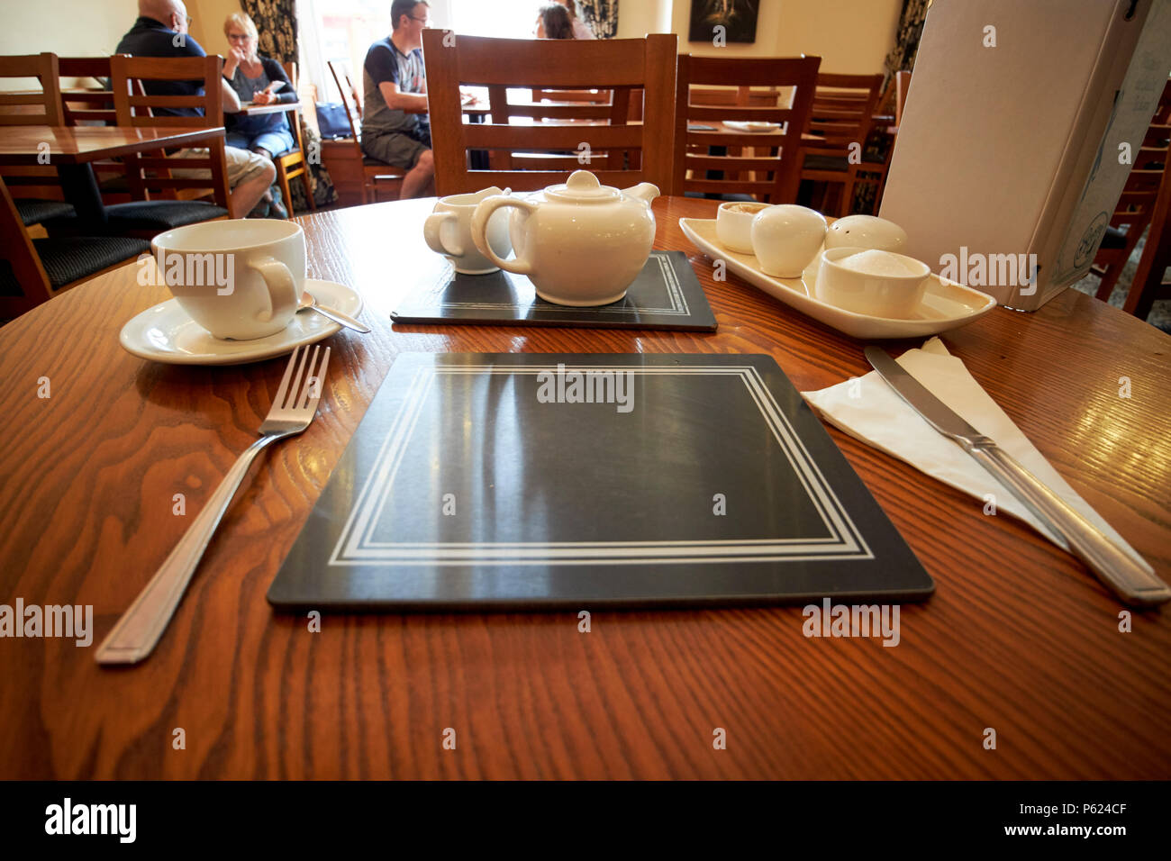 Ort Einstellung in einem altmodischen cafe Teestube Keswick, Lake District, Cumbria England Großbritannien Stockfoto