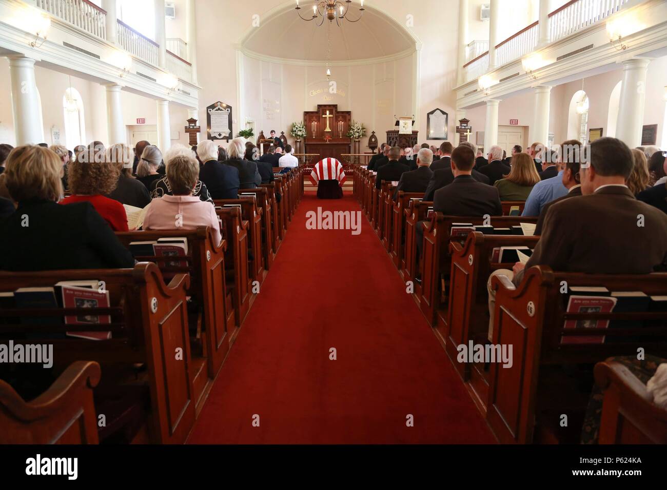 Bei einer feierlichen Zeremonie in der Saint Helenas Church in Beaufort, South Carolina, wurde ein Captain der US Navy nach einunddreißig Jahren Dienst im Navy and Marine Corps geehrt. Die Zeremonie umfasste militärische Ehren, Seelsorgedienste, zeremonielles Protokoll und Anerkennung von Führung und Einsatz. Sie reflektierte die Verpflichtung der Navy und des Marine Corps, die Beiträge, den Dienst und die Opfer ihrer Mitglieder zu ehren und dabei Tradition, Respekt und Erinnerung innerhalb der Militärgemeinschaft hervorzuheben. Stockfoto