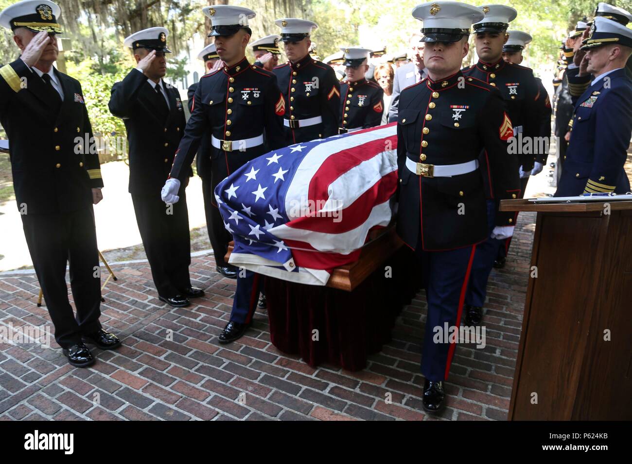 Der Captain der U.S. Navy erhielt während einer feierlichen Zeremonie in der Saint Helenas Church, Beaufort, South Carolina, die an 31 Jahre des Dienstes in der U.S. Navy und im U.S. Marine Corps erinnert. Die Zeremonie beinhaltete Kaplan-Lesungen, Ehrengarde und die Präsentation militärischer Auszeichnungen. Die Veranstaltung hob die Traditionen des Navy and Marine Corps hervor, indem sie Dienst, Opfer und Führung innerhalb der Militärgemeinschaft anerkennt und den Respekt für gefallene Dienstmitglieder betonte. Stockfoto