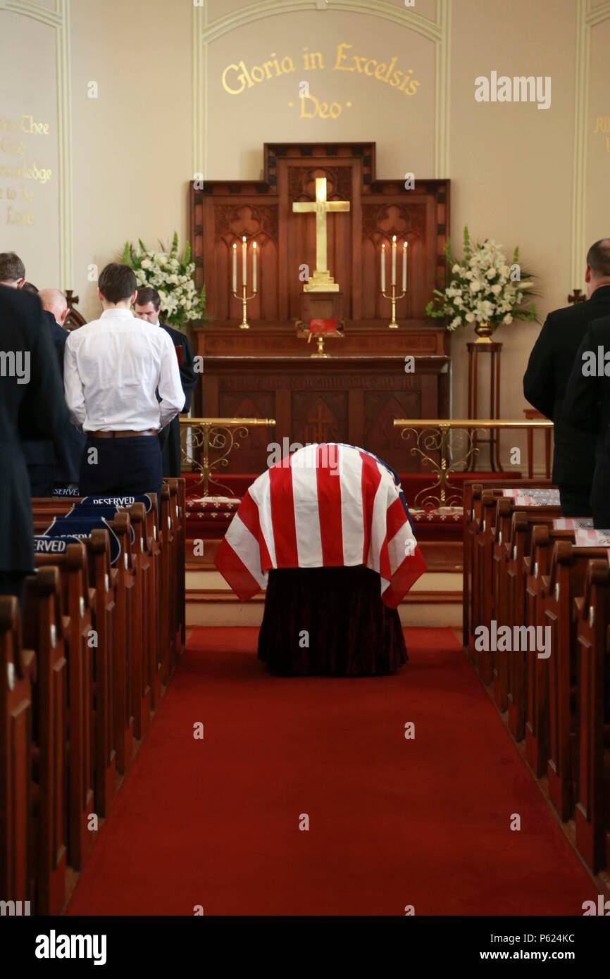 Der Captain der U.S. Navy wurde während einer feierlichen Zeremonie in der Saint Helenas Church, Beaufort, South Carolina beigesetzt, die einunddreißig Jahre lang in der U.S. Navy und im U.S. Marine Corps diente. Militärische Ehren, Seelsorgedienste und zeremonielle Verfahren anerkannte Führung, Engagement und Beiträge für Marine- und Marine-Corps-Operationen. Bei der Zeremonie wurden die militärischen Traditionen des Respekts, der Anerkennung des Dienstes und des Gedenkens für Mitarbeiter aufrechterhalten, die ihre Karriere der nationalen Verteidigung und der Unterstützung durch die Gemeinschaft gewidmet haben. Stockfoto