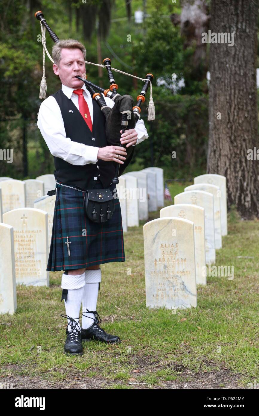 In der Saint Helena’s Church in Beaufort, South Carolina, findet eine offizielle militärische Beerdigung statt, die einem Kapitän der US Navy mit einunddreißig Jahren Dienst im Navy and Marine Corps geehrt wird. Die Veranstaltung umfasst einen Kaplan, eine militärische Ehrenwache, eine Flaggenfaltzeremonie und Beobachtungen, um die Karriere, das Engagement und die Beiträge des Einzelnen zur nationalen Verteidigung anzuerkennen. Familie, Kollegen und Gemeindemitglieder sorgen für Respekt und gedenken an seinen Dienst. Stockfoto