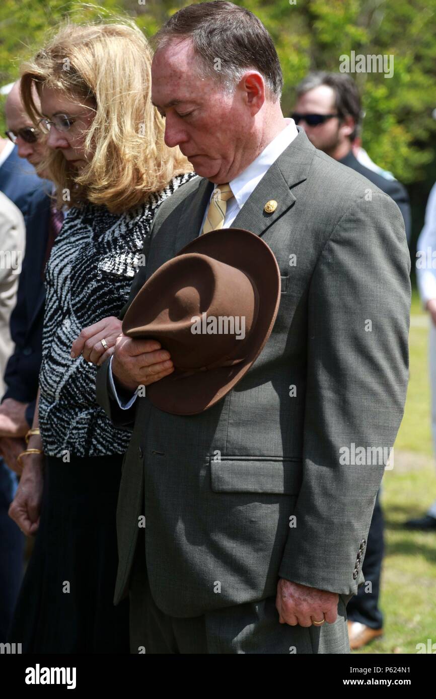 In der Saint Helena's Church in Beaufort, South Carolina, findet eine militärische Beerdigungszeremonie für einen Captain der U.S. Navy statt, der über 31 Jahre ehrenvollen Dienst im Navy and Marine Corps geleistet hat. Die Veranstaltung umfasst einen Kaplan, eine militärische Ehrenwache, eine Flaggenpräsentation und zeremonielle Rituale. Familie, andere Mitglieder des Dienstes und Vertreter der Gemeinde versammeln sich, um seinen Dienst, seine Führung und sein Engagement für die US-Streitkräfte zu ehren. Stockfoto