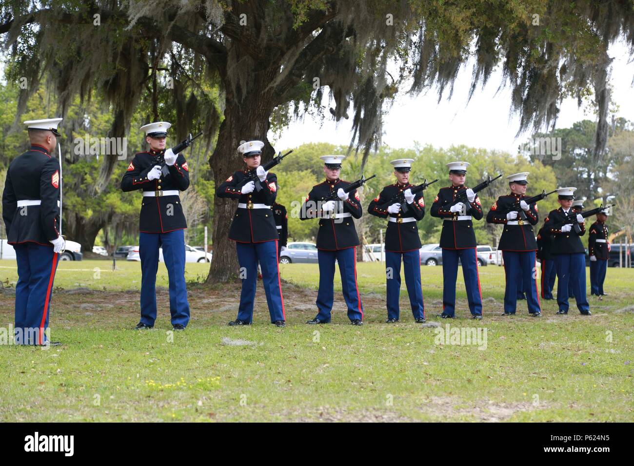 Ein Captain der U.S. Navy mit einunddreißig Jahren Dienst im Navy and Marine Corps wird während einer militärischen Beerdigung in der Saint Helena's Church in Beaufort, South Carolina geehrt. Die Veranstaltung umfasst einen Kaplan, eine Ehrenwache, eine Flaggenzeremonie und traditionelle militärische Ehren. Die Teilnehmer aus der Familie, dem Militär und der Gemeinde nehmen an der Ehrung Teil und erinnern an das Engagement, die Führung und den Dienst des Offiziers für die nationale Verteidigung. Stockfoto