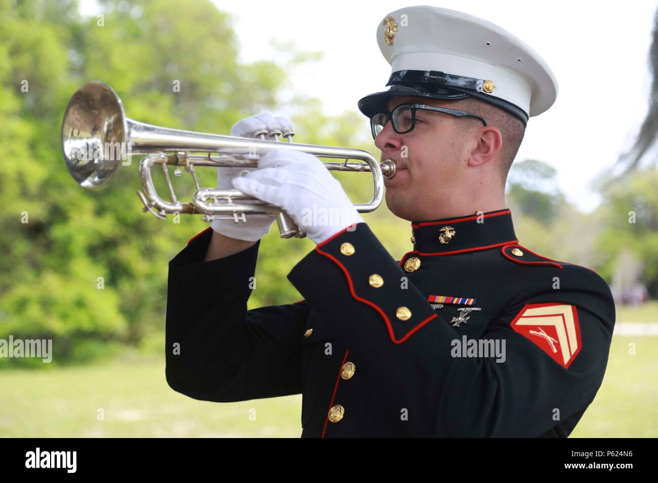 In der Saint Helena’s Church in Beaufort, South Carolina, wird eine zeremonielle militärische Beerdigung durchgeführt, die einen Captain der US Navy mit einunddreißig Jahren Dienst im Navy and Marine Corps ehrt. Die Zeremonie umfasst Kaplangebete, eine militärische Ehrenwache, Flaggenpräsentation und traditionelle Riten. Zu den Teilnehmern gehören Familienmitglieder, Mitglieder des Dienstes und Vertreter der Gemeinde, die das Engagement, die Führung und die Beiträge des Offiziers für die Streitkräfte ehren. Stockfoto