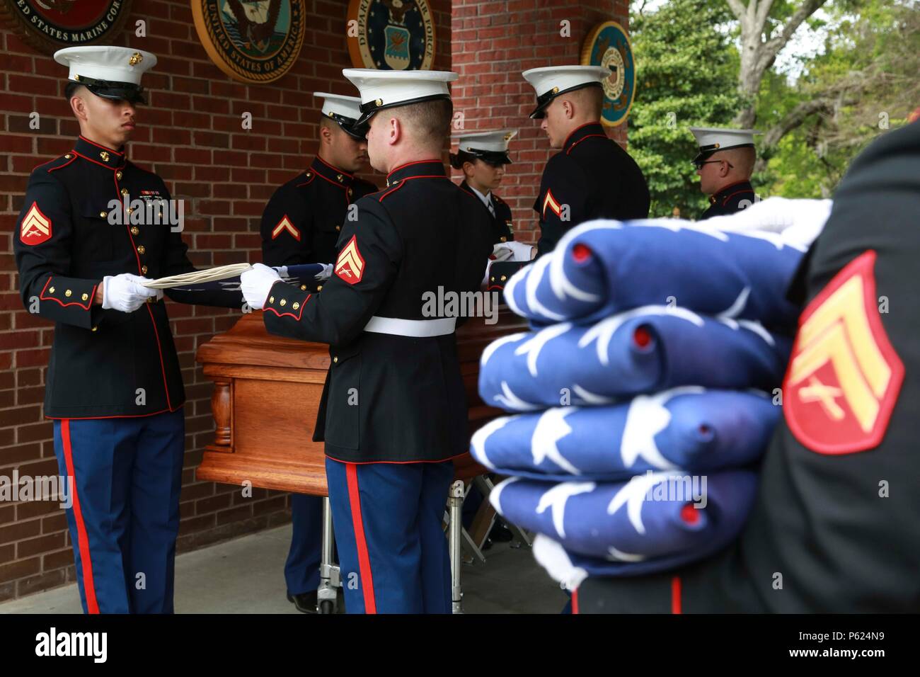 In der Saint Helena's Church in Beaufort, South Carolina, wird ein Kapitän der U.S. Navy während einer militärischen Beerdigungszeremonie geehrt, nachdem er 31 Jahre im Navy and Marine Corps gearbeitet hatte. Die Veranstaltung umfasst Seelsorgegebete, eine militärische Ehrenwache, Flaggenpräsentation und traditionelle militärische Riten. Familie, Kollegen und Gemeindemitglieder sind anwesend, um seinen Dienst, seine Führung und sein Engagement für die Streitkräfte zu würdigen. Stockfoto