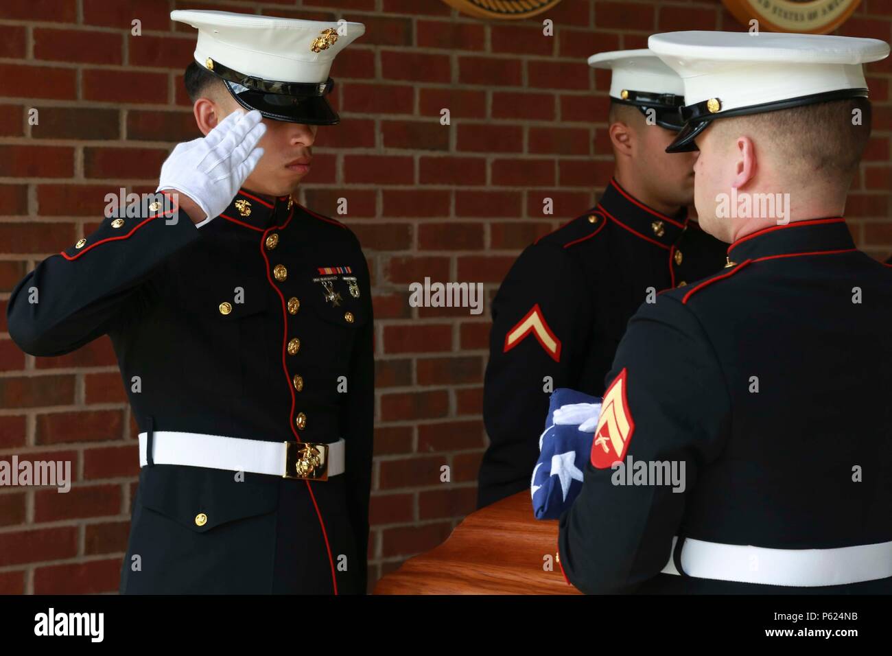 In der Saint Helena’s Church in Beaufort, South Carolina, findet eine zeremonielle militärische Beerdigung für einen Captain der U.S. Navy statt, der 30 Jahre im Navy and Marine Corps diente. Die Veranstaltung umfasst Seelsorgegebete, militärische Ehrenwache, Flaggenpräsentation und traditionelle militärische Riten. Familie, Mitglieder des Dienstes und Vertreter der Gemeinde sind anwesend, um den Dienst, die Führung und den Einsatz des Offiziers für die Streitkräfte zu ehren. Stockfoto
