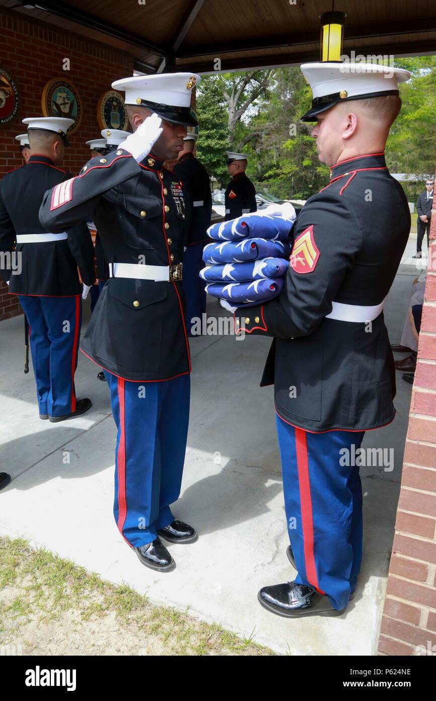 Captain Bryan J. Weaver wird am 11. April 2016 in der Saint Helenas Church in Beaufort (South Carolina) zur Ruhe gebracht, nachdem er dreißig Jahre ehrenvollen Dienstes für die US Navy und das U.S. Marine Corps geleistet hatte. Die Beerdigungszeremonie umfasst Seefahrerehren und Seelsorgehilfe. Die Veranstaltung reflektiert militärische Traditionen für die Ehre von Mitgliedern des Militärdienstes, wobei Respekt, Erinnerung und Anerkennung der Beiträge zur nationalen Verteidigung während einer Karriere im Navy- und Marine-Corps betont werden. Stockfoto