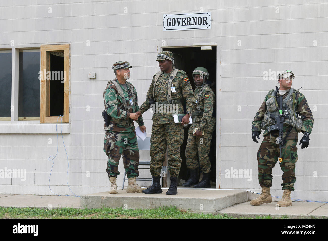 Der Nationalgarde mit den 333 Military Police Company, Illinois nationalen Schutz, Sicherheit für ein Kontingent von Uganda People's Defence Force in der fiktiven Stadt Dara Lam am Joint Readiness Training Center, Fort Polk, Louisiana, 12. April 2016. Mehr als 100 Wachposten augmented 1st Brigade Combat Team, Luftlandedivision (Air Assault) für Drehung 16-06. (U.S. Armee Foto von Sgt. Samantha Stoffregen, 1st Brigade Combat Team, Luftlandedivision (Air Assault) Public Affairs) Stockfoto