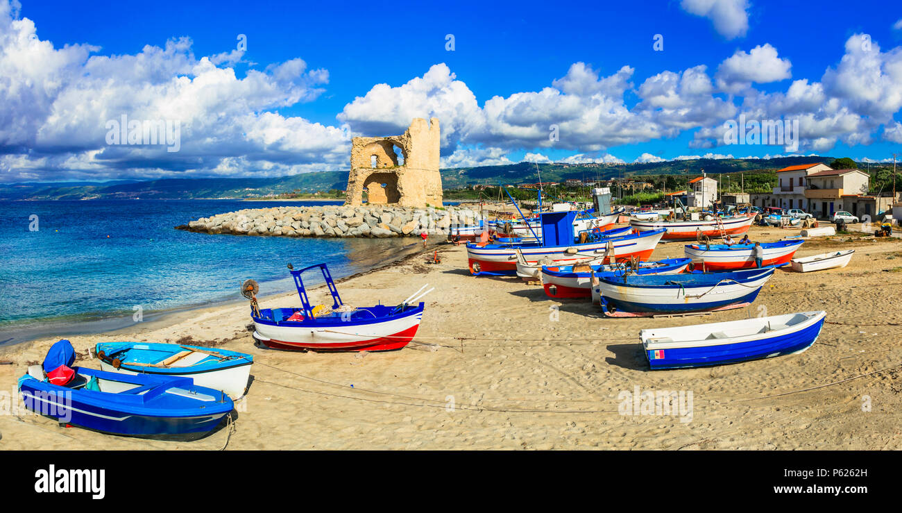 Traditionelle Boote und alten Turm in Briatico, Kalabrien, Italien. Stockfoto