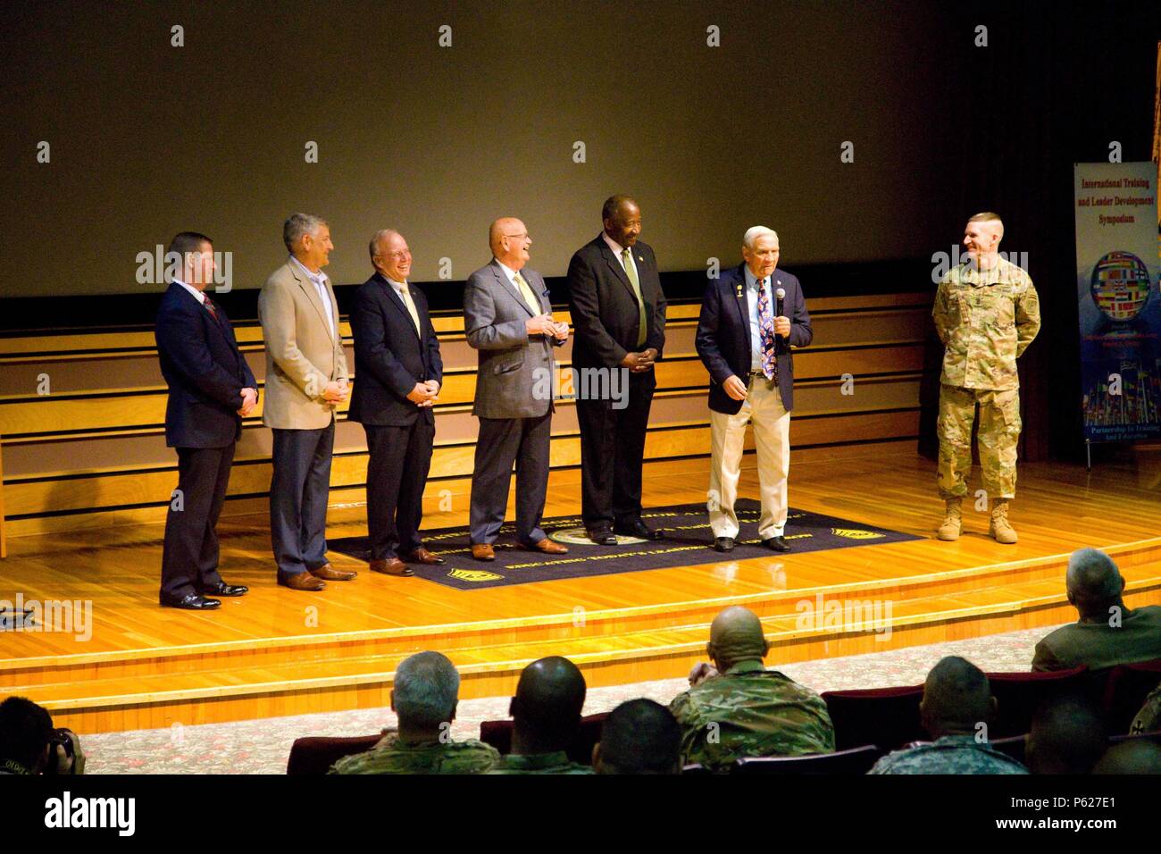 Von links nach rechts sind ehemalige Sergeants Major der Armee Kenneth O. Preston, Raymond F. Krämer, Jack L. Tilley, pensionierter Generalstabschef der Armee, General Gordon R. Sullivan, Gen C. McKinney, Julius W. Tore und aktuelle SMA, Daniel A. Dailey, April 12, 2016, Fort Bliss, Texas. (U.S. Armee Foto von Sgt. James Avery, 16 Mobile Public Affairs Abteilung) Stockfoto